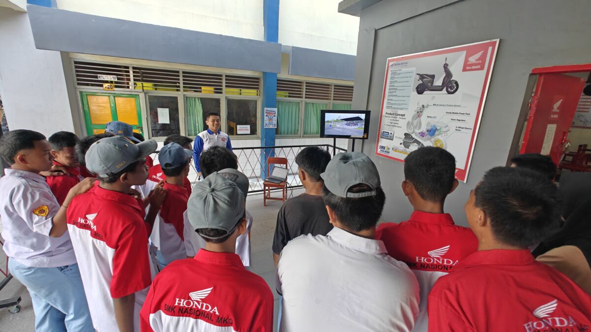 SAFETY RIDING -- Tim Saftey Riding Asmo Sulsel sedang memberikan pengarahan kepada kalangan pelajar untuk menjaga keselamatan di jalan saat berkendara.
