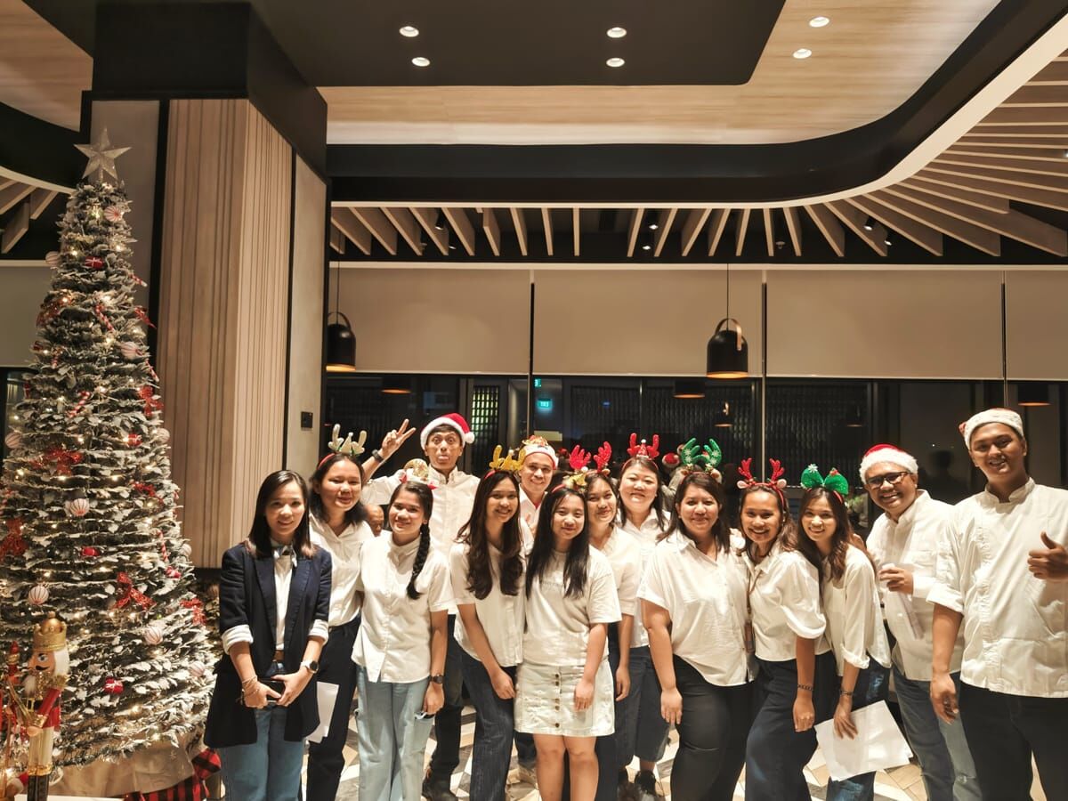 SAMBUT DESEMBER -- Tim Hotel Hyatt Place Makassar dengan penuh semangat menyambut datangnya bulan Desember.
