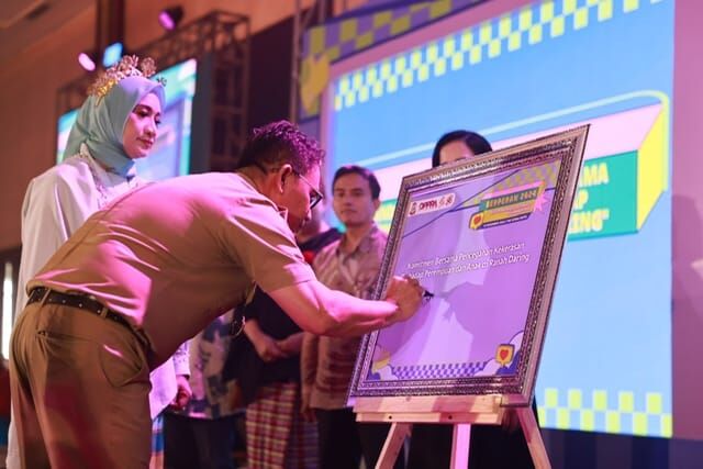 ist
KOMITMEN--Pj Sekkot Makassar Irwan Rusfiandy Adnan menandatangani komitmen bersama untuk pencegahan kekerasan terhadap perempuan dan anak, terutama di ranah daring.
