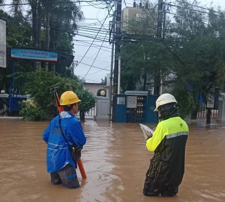 SIAGA -- Petugas PLN siaga guna memastikan keamanan listrik agar masyarakat terhindar dari bahaya dalam kondisi banjir di Kabupaten Pangkep (21/12).
