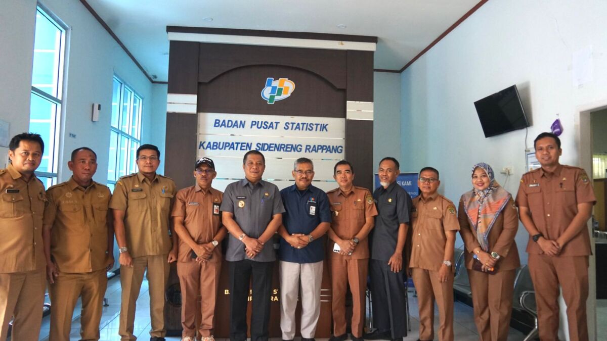 BERTEMU BPS --  Pj Bupati Sidrap, Idham Kadir Dalle bersilaturahmi dengan Kepala Badan Pusat Statistik (BPS) Kabupaten Sidrap, Naharuddin Supu, di Kantor BPS Kabupaten Sidrap, Senin (30/12). 
