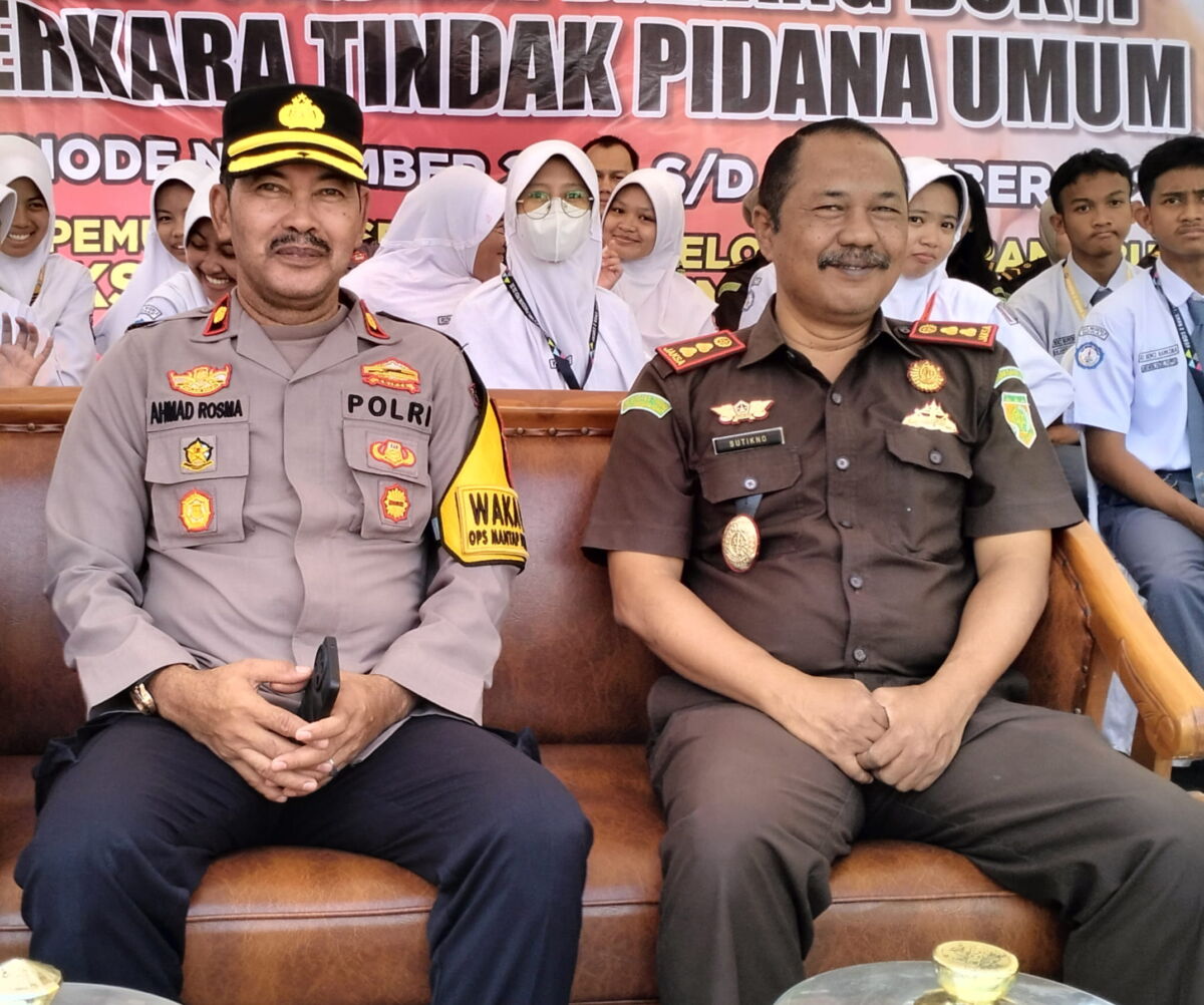 AWASI -- Kejari Sidrap Sutikno (kanan) menyatakan siap melakukan pengawasan terhadap penyaluran dan distribusi bantuan Alat dan Mesin Pertanian (Alsintan) dari Kementerian Pertanian (Kementan) RI. 
