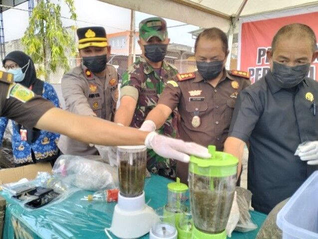 MUSNAHKAN -- Kejari Sidrap untuk pertama kalinya melakukan pemusnahan barang bukti narkotika jenis ganja seberat 2 kilogram, bersama barang bukti dari berbagai kasus kejahatan lainnya, di Lapangan Tenis Kejari Sidrap, Selasa (17/12), kemarin.