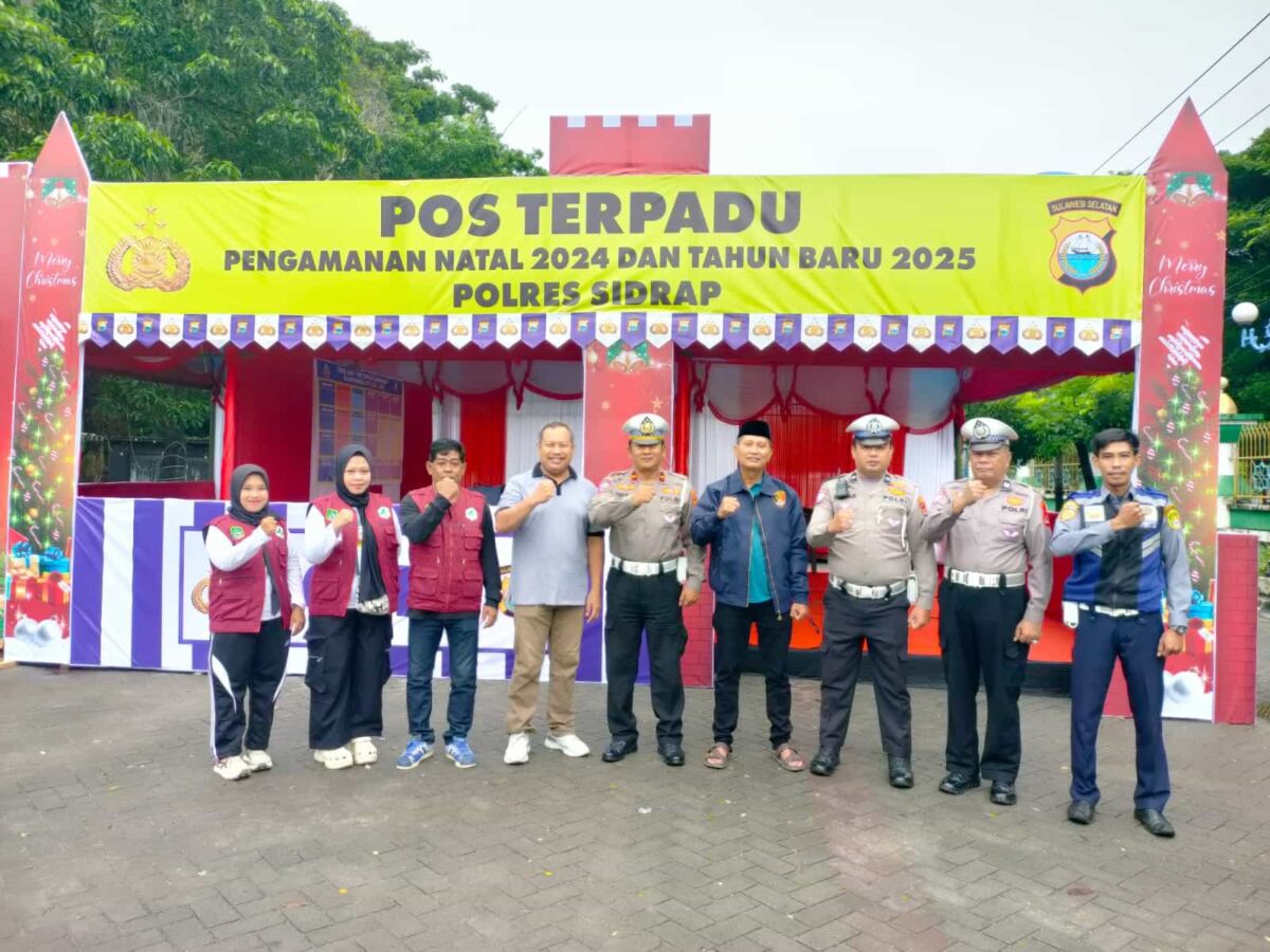 FOKUS -- Personel pengamanan Operasi Lilin 2024 Polres Sidrap foot bersama di area Pos Terpadu, Minggu (22/12) kemarin. Personel fokus pada kenyamanan dan keamanan warga.
