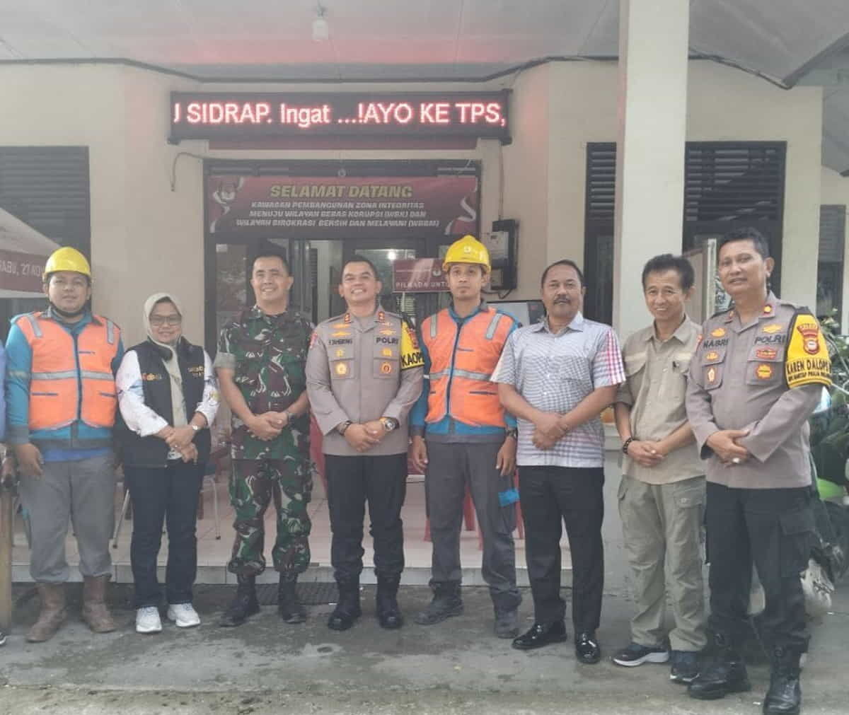 TUNTAS -- Kapolres Sidrap, AKBP Fantry Taherong foto bersama unsur Forkopimda dan pihak terkait lainnya usai memastikan rekapitulasi suara tingkat kabupaten rampung dan berjalan aman, serta lancar jaya pada Minggu (1/12). 