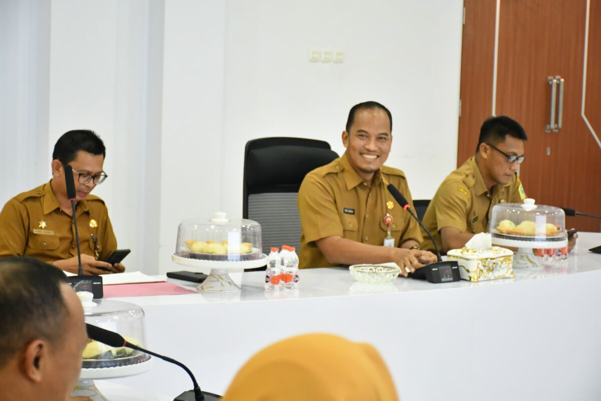 RAPAT -- Pj Sekkab Andi Ilham Abubakar didampingi Asisten Administrasi Pemerintahan dan Kesra, Andi Irwansyahrani Yusuf, serta Inspektur Inspektorat Sinjai, Andi Adeha Syamsuri menggelar rapat Monitoring Center for Prevention, Koordinasi dan Supervisi (MCP Korsupgah KPK) di Command Center Rujab Bupati, Senin (30/12). 
