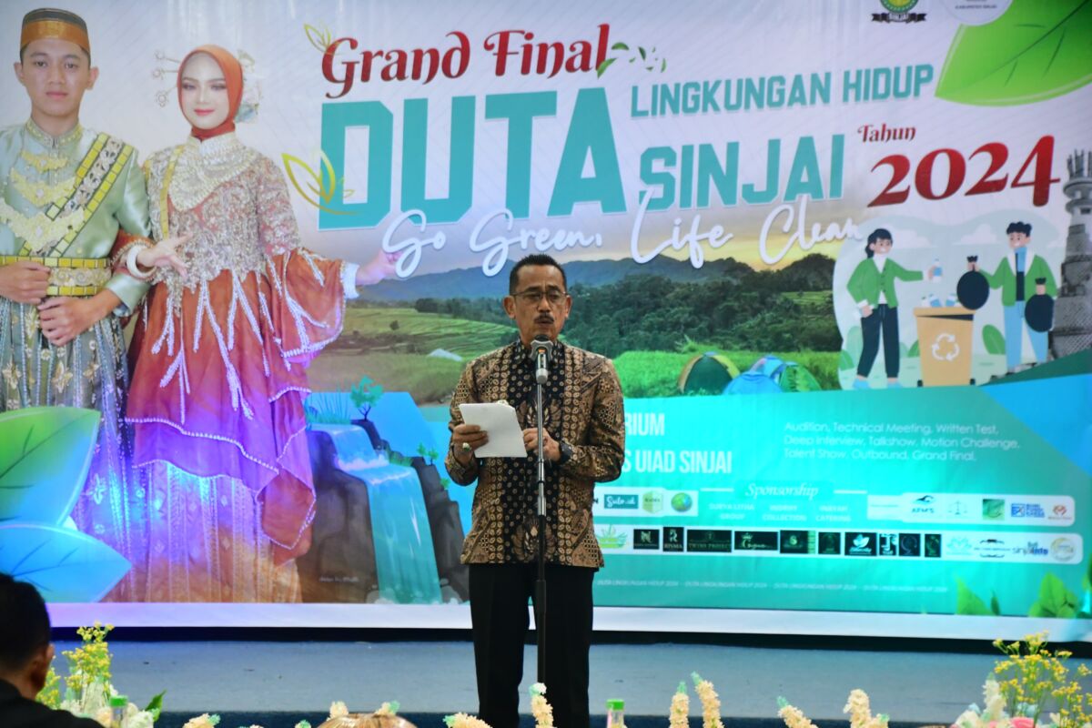 GRAND FINAL -- Pj Bupati Sinjai, Andi Jefrianto Asapa saat membuka acara Grand Final Pemilihan Duta Lingkungan Hidup Kabupaten Sinjai 2024 yang digelar di Auditorium Universitas Islam Ahmad Dahlan (UIAD) Sinjai, Sabtu (14/12) malam. 
