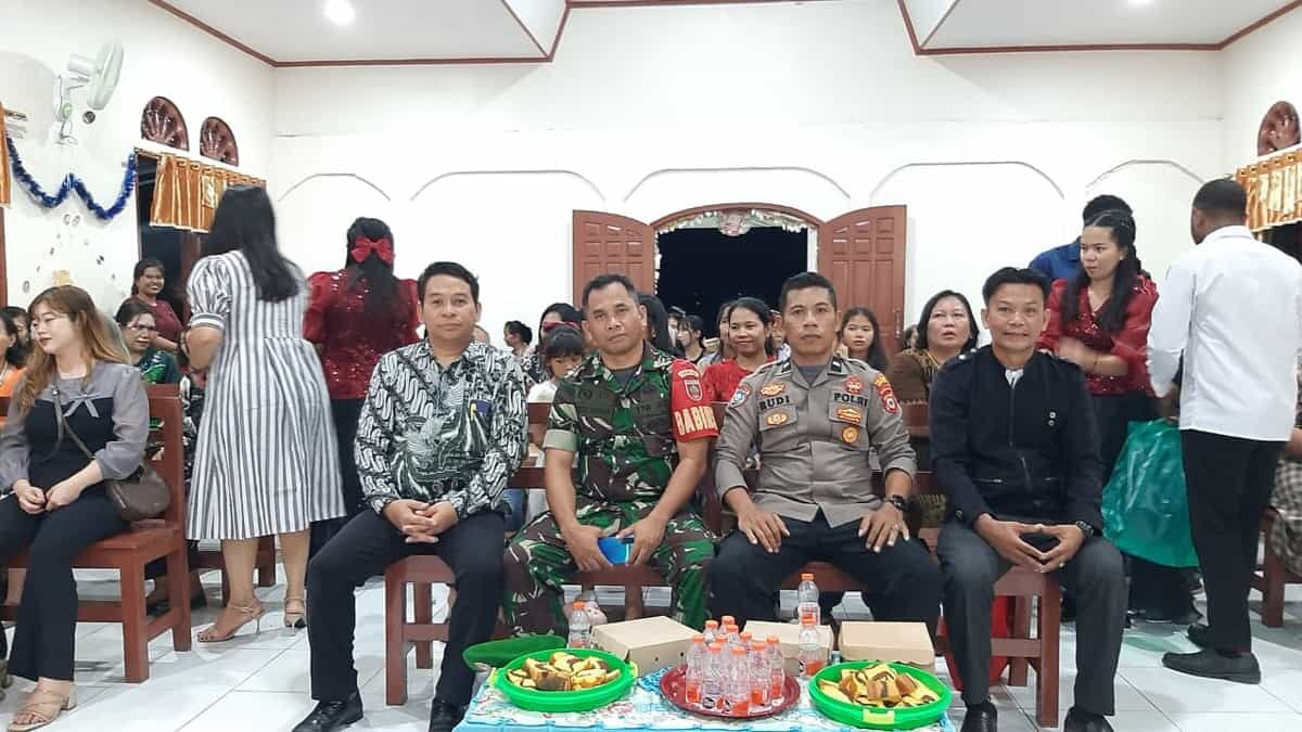 AMANKAN NATAL -- Polsek Liliriaja Polres Soppeng bersama Koramil Liliriaja melaksanakan pengamanan perayaan Natal Jemaat GKKS Sisaromasi Pacongkang Desa Barang Klasis Walanae Soppeng, Kabupaten Soppeng, Rabu (4/12). 
