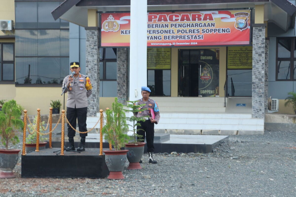 APEL -- Kapolres Soppeng AKBP H Muh Yusuf Usman memimpin apel jam pimpinan yang diikuti seluruh personel dan ASN di Halaman Mapolres Soppeng, Senin (30/12).  
