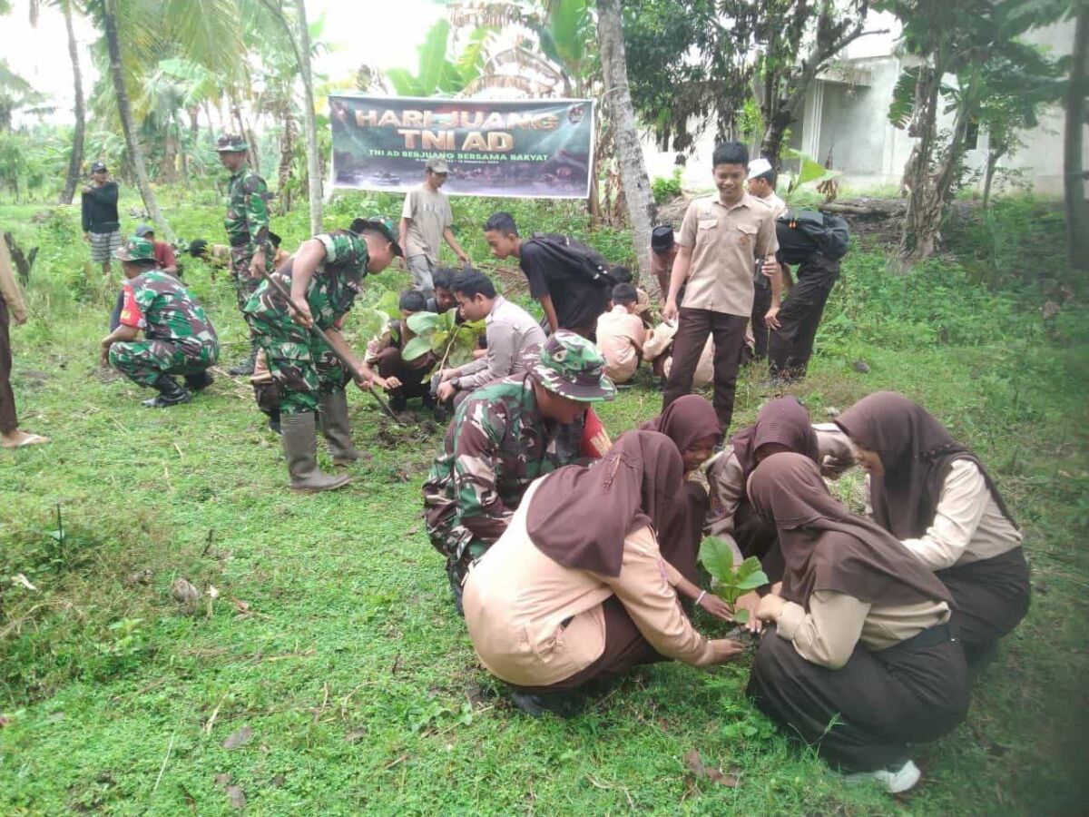 KARYA BAKTI -- Danpos Koramil 1423-01/Donri-donri beserta Babinsa, siswa-siswi MTS Yasrib Pincenge dan warga setempat melaksanakan Karya Bakti penanaman pohon di Jalan Coppomeru Desa Donri-donri Kecamatan Donri-donri Kabupaten Soppeng, Jumat (13/12).
