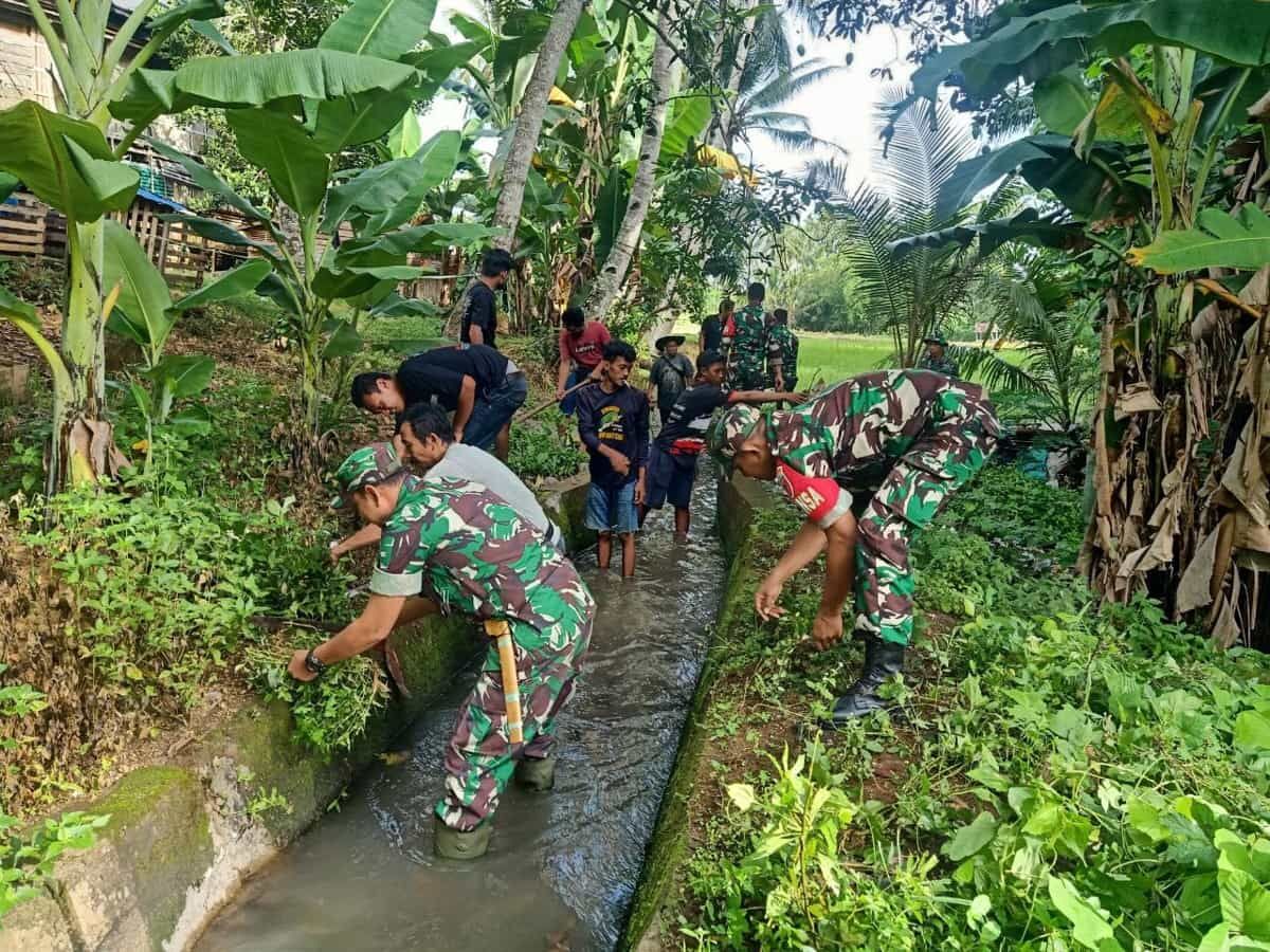 KARYA BAKTI -- Mencegah terjadinya banjir di kawasan perumahan penduduk seiring dengan datang musim penghujan, Koramil Marioriawa menggelar Karya Bakti elurahan Labessi Kecamatan Marioriwawo Kabupaten Soppeng, Rabu (4/12).
