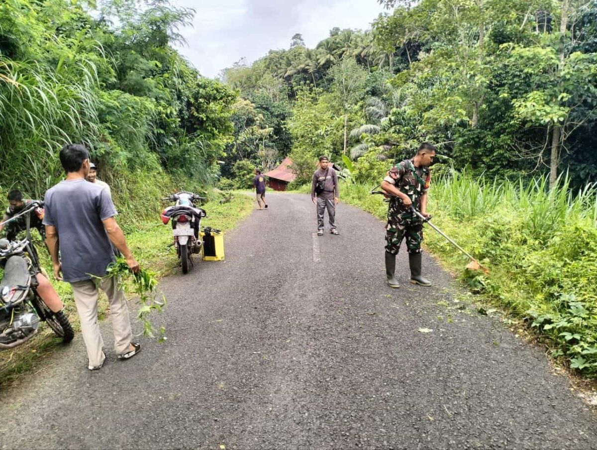 KARYA BAKTI -- Personel Koramil 05/Marioriwawo Kodim 1423/Soppeng bersama dengan Kepala Dusun Sekkang, Ketua RT bersama masyarakat setempat bahu membahu melaksanakan kegiatan Karya Bakti (Karbak) pembersihan selokan/saluran air di Desa Mariorilau Kecamatan Marioriwawo Kabupaten Soppeng, Selasa (17/12). 

