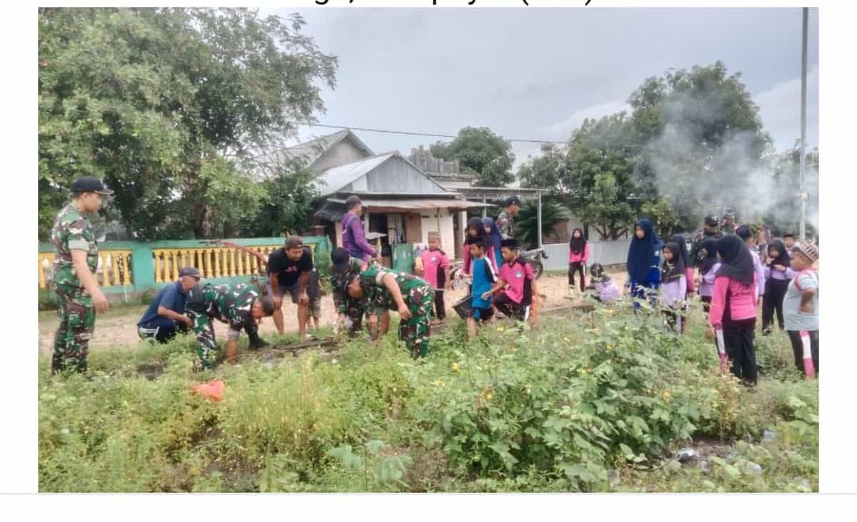KERJA BAKTI -- Personel Koramil 1423-02 Marioriawa bersama warga melakukan kerja bakti, Minggu (1/12).

