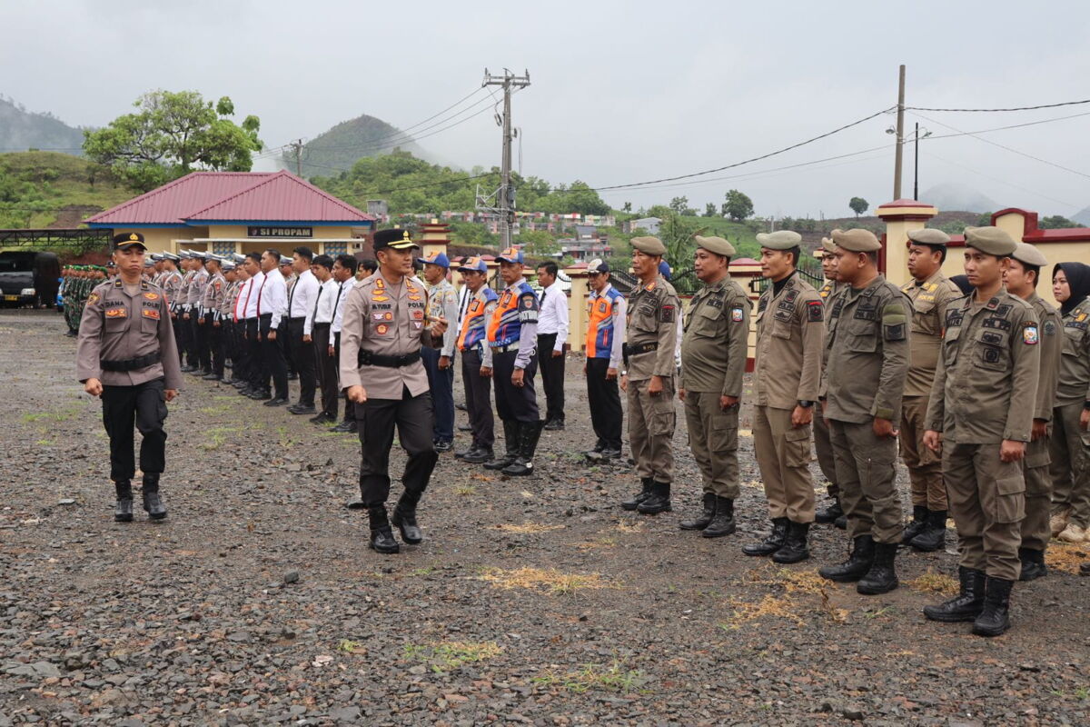 PERIKSA PASUKAN -- Kapolres Soppeng AKBP H Muh Yusuf Usman memeriksa pasukan usai memimpin apel gelar pasukan operasi Lilin 2024 di Mapolres Soppeng, Jumat (20/12).
