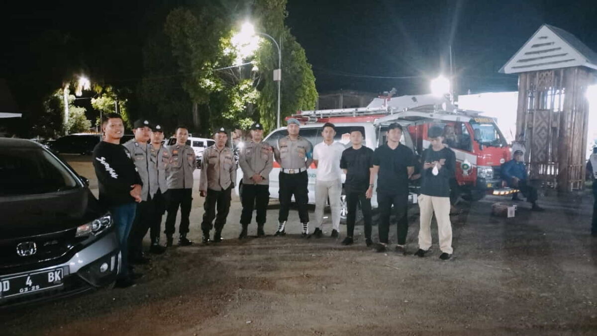 AMANKAN -- Polres Soppeng bersama Kodim 1423 Soppeng mengerahkan puluhan personel pengamanan dalam acara peringatan HUT Partai Golkar ke-60 tingkat Kabupaten Soppeng di Lapangan Gasis Watansoppeng, Selasa (17/12). 
