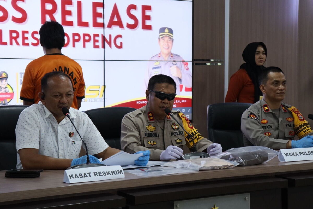 RELEASE KASUS -- Waka Polres Soppeng AKBP H Muhidddin Yunus didampingi Kasat Reskrim Iptu Nurman bersama Kasihumas Iptu Husain memimpin pengungkapan kasus tindak pidana persetubuhan terhadap anak dibawah umur atau kekerasan seksual fisik dengan tersangka HR (49) di Aula Tantya Sudhirajati Mapolres Soppeng, Kamis (12/12).
