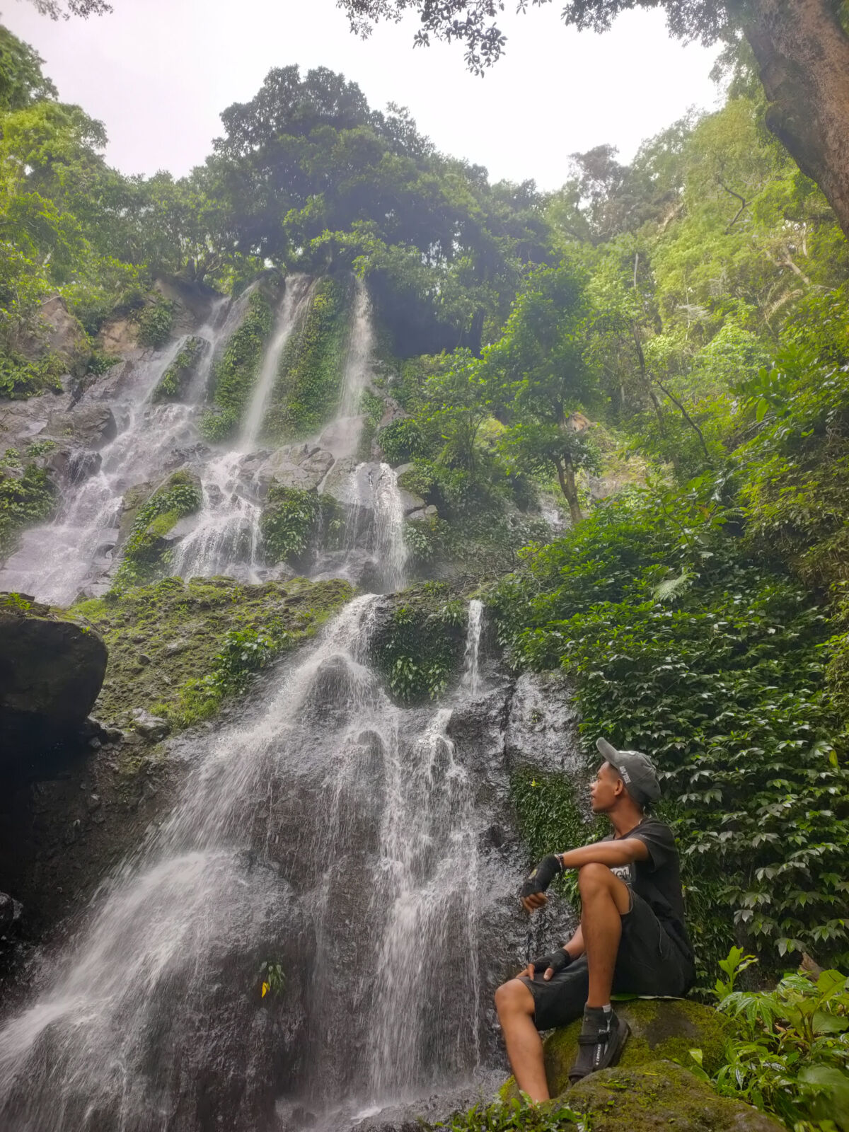 SEJUK -- Beginilah suasana air terjun Sarasa Tanre yang terletak di Kawasan Gellenge Desa Bulue, Kecamatan Marioriawa, Kabupaten Soppeng. Berminat, yuk berkunjung ke sini.
