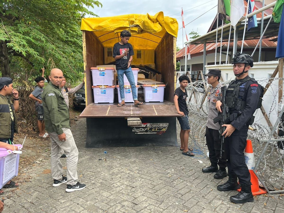 PANTAU -- Waka Polres Soppeng AKBP H Muhiddin Yunus memantau pengawalan pengangkutan logistik Pilkada 2024 dari PPK Kecamatan ke Gudang KPU Soppeng, Minggu (1/12). 
