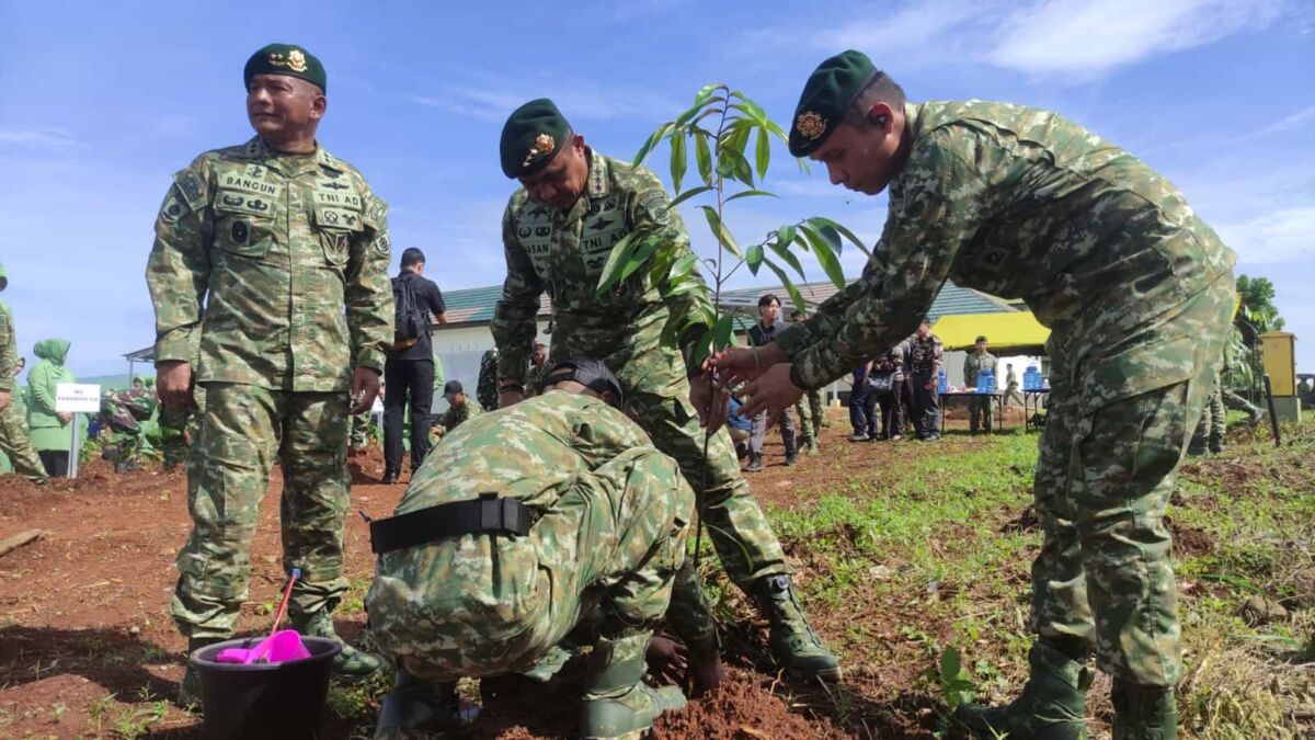 SAR
TANAM -- Pangkostrad, Letjen TNI Mohammad Hasan bersama Pangdivif 3 Kostrad, Mayjen TNI Bangun Nawoko, saat menanam pohon di kawasan Mako Divif 3 Kostrad di Bontomarannu, Gowa. 
