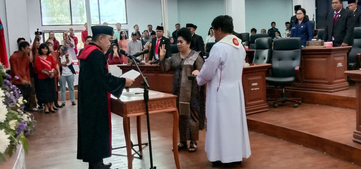 LANTIK -- Ketua PN Makale saat melantik Wakil Ketua DPRD Tana Toraja dari Fraksi Partai Nasdem Evivana Rombe Datu di Gedung DPRD Tator, Jumat (20/12)
