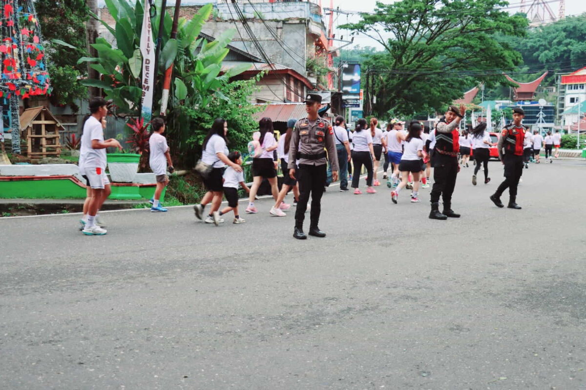 AMANKAN -- Polres Tana Toraja menerjunkan ratusan personel mengamankan Color Run Lovely Desember 2024 yang dipusatkan di Pasar Seni Makale, Sabtu (28/12).
