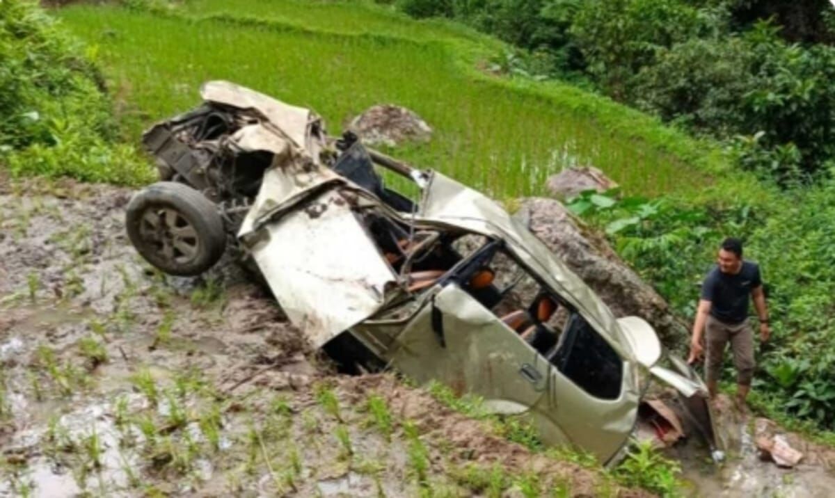 MENINGGAL DUNIA -- Sebuah mobil mini bus Toyota Avanza terjun ke jurang kawasan Lemo Menduruk, Kecamatan Malimbong Balepe, Tana Toraja. Atas peristiwa ini seorang penumpang meninggal dunia.