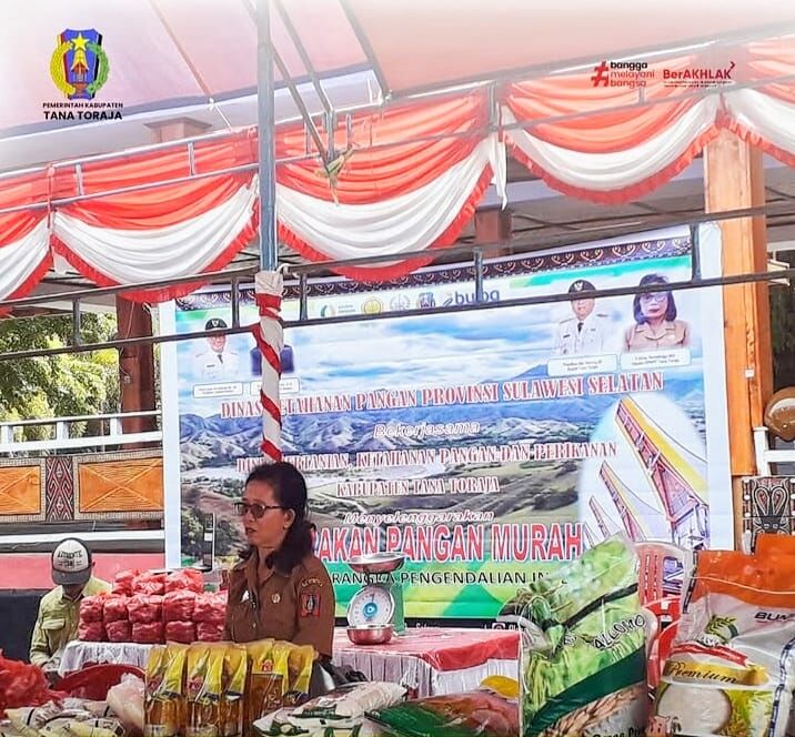 PANGAN MURAH -- Dinas Ketahanan Pangan dan Pertanian (DKPP) Tana Toraja menggelar gerakan pangan murah (GPM) di Plaza Kolam Makale, Senin (9/12). 
