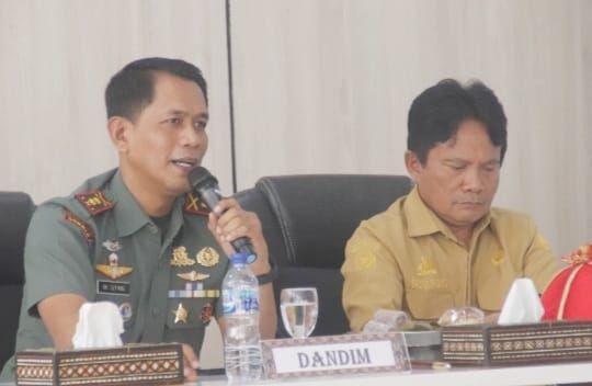 RAKOR -- Dandim 1414/Tator Letkol Arm Bani K Sepang menghadiri Rakor mengantisipasi ketersediaan pangan dan komponen pendukung lainnya di Ruang Pola Marante Kantor Bupati Toraja Utara, Senin (16/12).  
