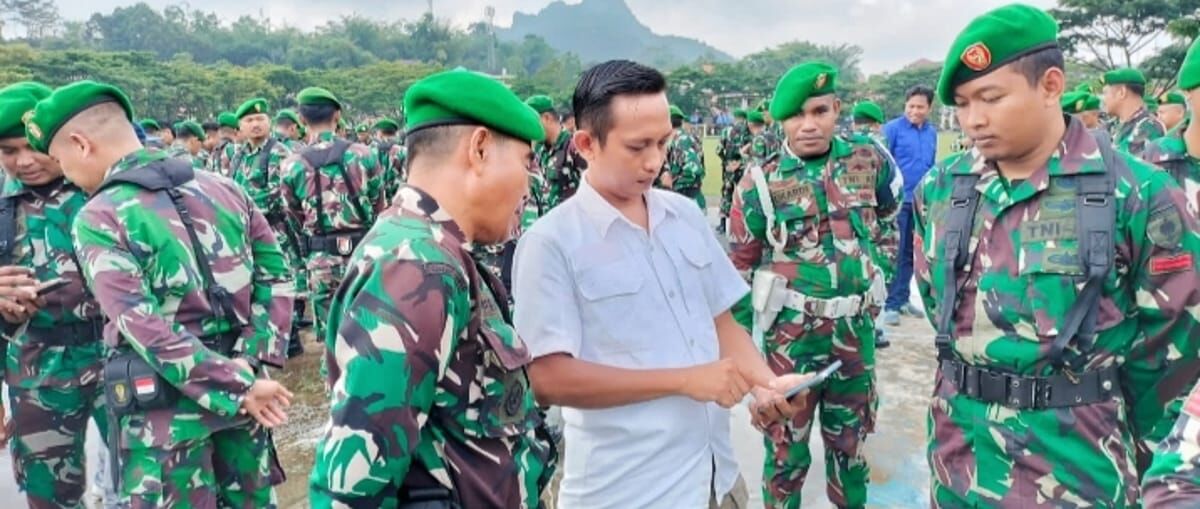 SIDAK PONSEL -- Komandan Kodim 1414/Tator, Letkol (Arm) Bani K Sepang melakukan Sidak kepada ponsel semua prajurit TNI guna mencegah prajurit terjerumus judi online (Judol), Kamis (5/12). 
