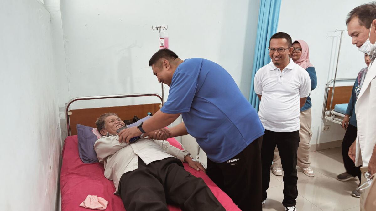 TENGOK -- Bupati Maros, Chaidir Syam, saat menengok salah seorang pasien di rumah sakit.