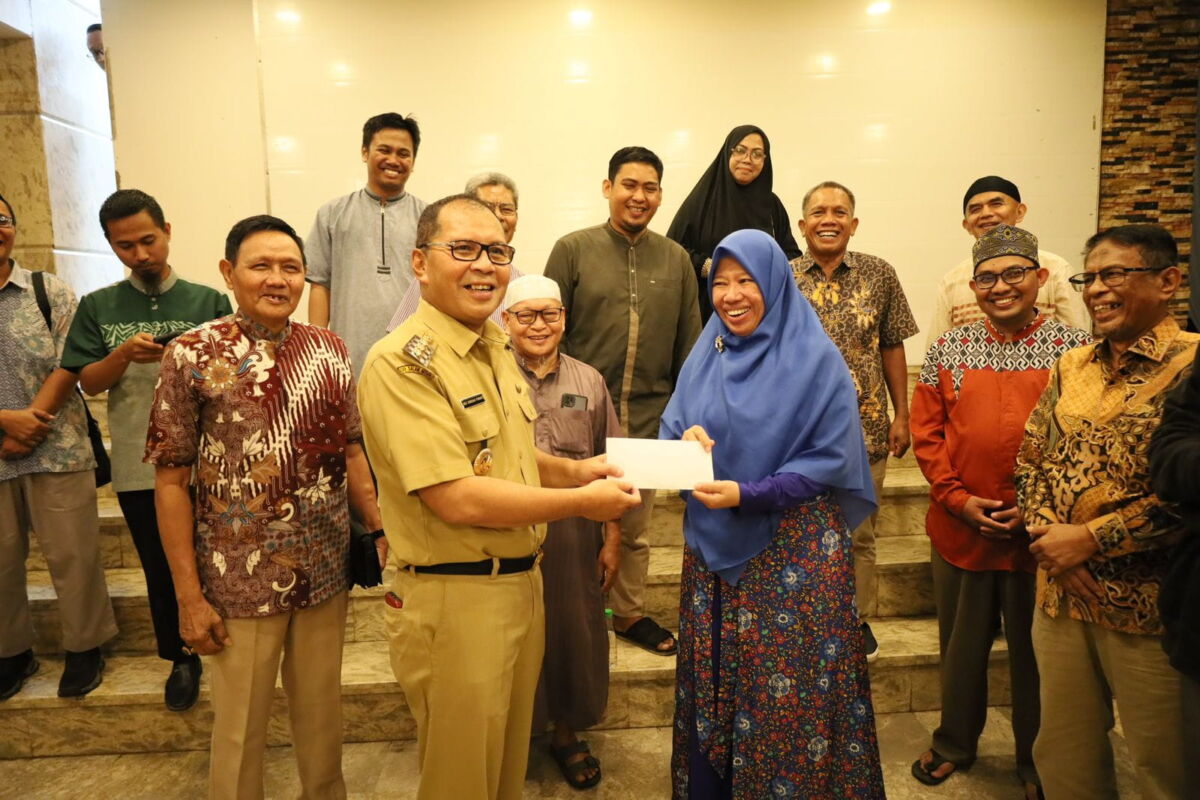 ist
MELEPAS--Wali Kota Makassar, Moh Ramdhan Danny Pomanto secara resmi melepas 20 utusan terbaik masjid untuk diberangkatkan umroh di kediaman pribadinya, Amirullah, Senin (9/12). 