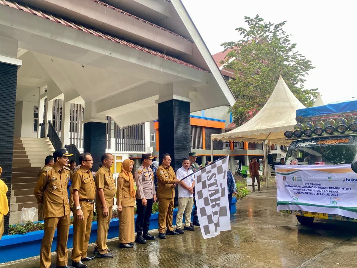 LEPAS BANTUAN -- Pj Bupati Wajo Andi Bataralifu melepas secara resmi bantuan pangan alokasi Desember 2024 di halaman Kantor Bupati, Selasa (3/12). 
