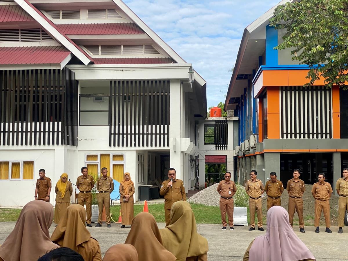 APEL PAGI -- Pj Bupati Wajo Andi Bataralifu memimpin apel pagi di Halaman Kantor Bupati Wajo, Senin (2/12). 
