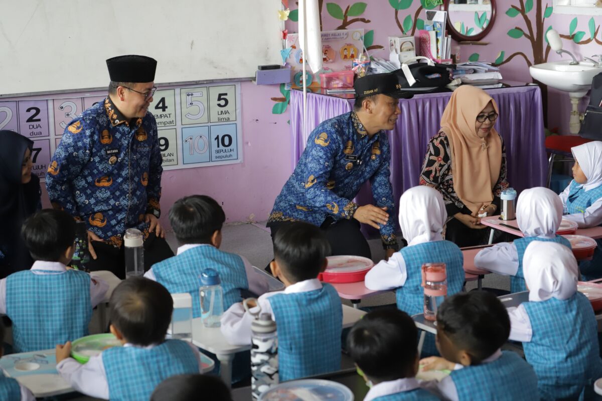 TINJAU -- Pj Gubernur Sulsel Prof Zudan Arif Fakrulloh melakukan serangkaian kegiatan kunjungan ke Kabupaten Wajo sekaligus meninjau pelaksanaan simulasi program makan siang gratis di SDN 2 Maddukelleng, Sengkang, Sabtu (14/12) 
