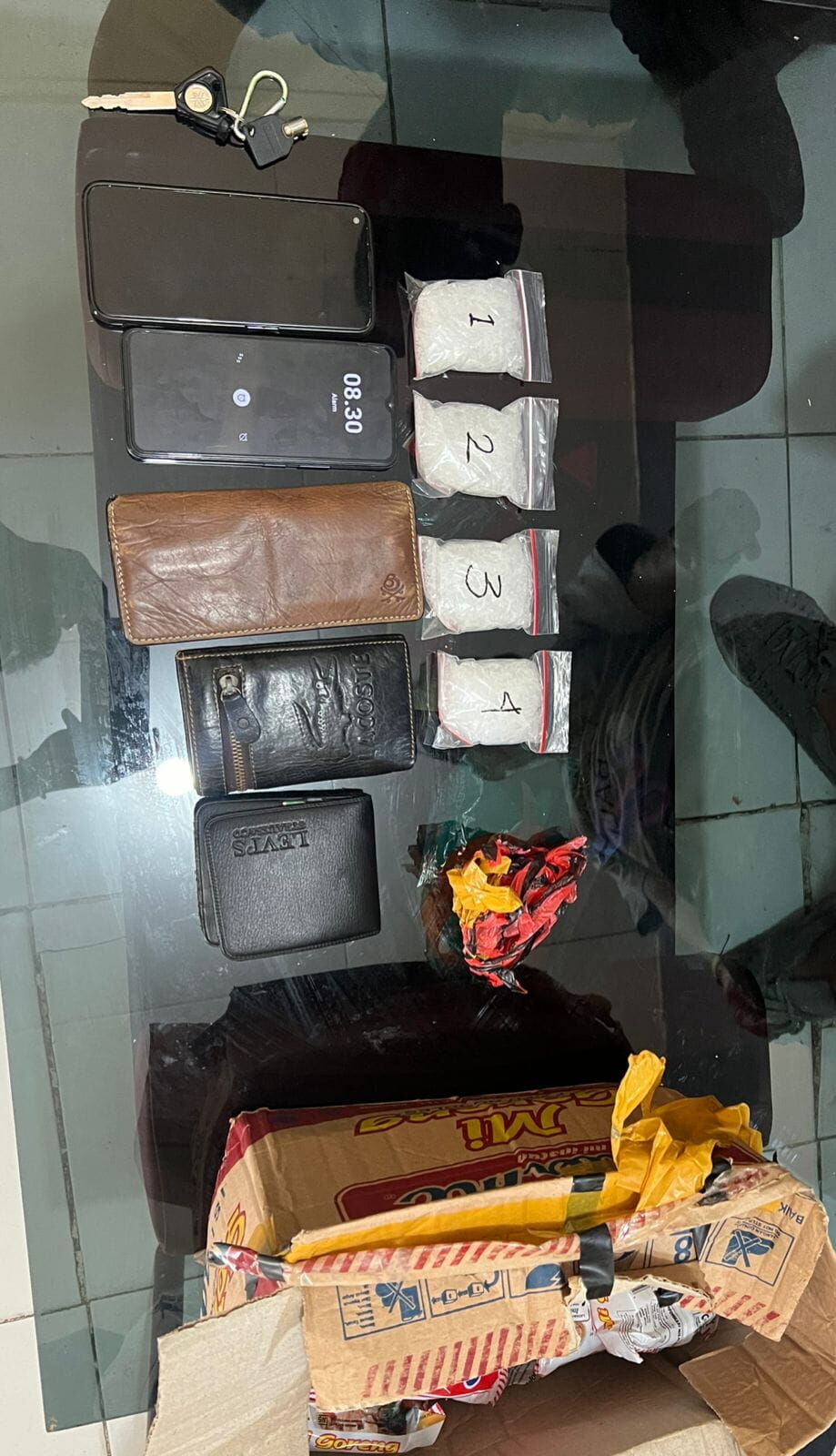 DISITA -- Satres Narkoba Polres Wajo berhasil mengungkap praktik penyalahgunaan narkotika jenis sabu-sabu, Rabu (18/12). Berikut penampakan barang bukti empat bal sabu-sabu yang berhasil disita.
