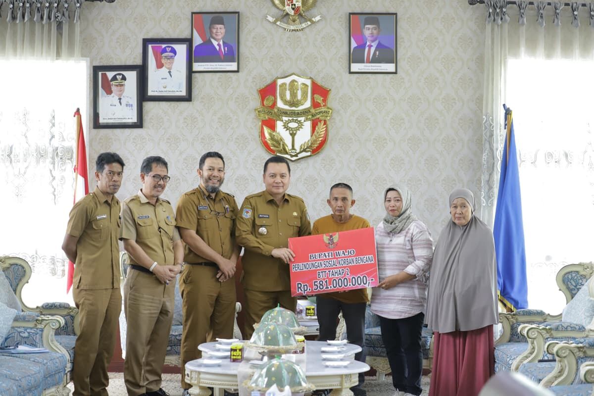 SERAHKAN SANTUNAN -- Pj Bupati Wajo, Andi Bataralifu foto bersama usai menyerahkan santunan secara simbolis kepada korban bencana alam angin kencang dan bantuan kebakaran kepada perwakilan penerima, di Ruang Kerja Bupati Wajo, Senin (2/12). 
