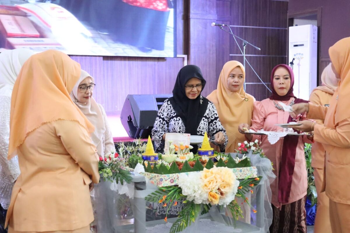 HUT -- Sekkab Wajo Armayani menghadiri HUT DWP di Ruang Pola Kantor Bupati Wajo, Jumat (20/12). HUT DWP dirangkai peringatan Hari Ibu tingkat Kabupaten Wajo.
