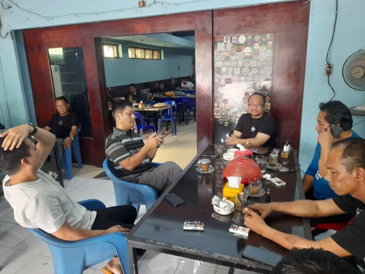 BKM/SITUJU
BINCANG SANTAI--Wakil Bupati Gowa Terpilih Darmawangsyah Muin ngopi sambil berbincang santai dengan tim dan sahabat di Warkop Dottoro Sungguminasa Kabupaten Gowa, Kamis (9/1)
