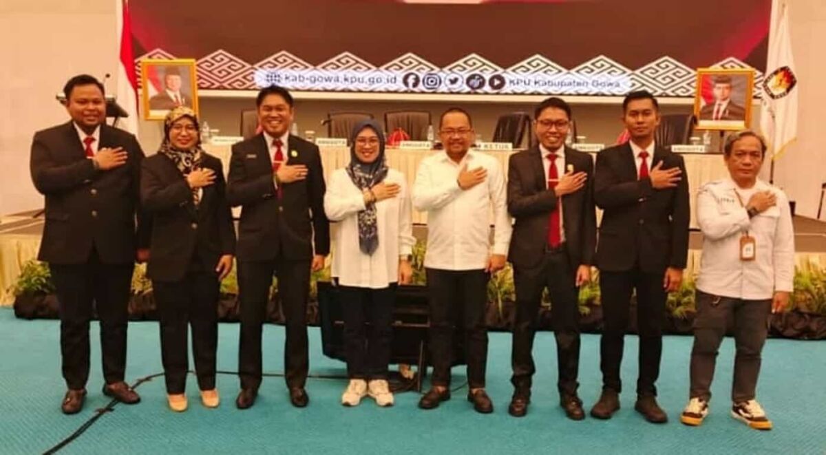 BKM/IST
BERSAMA PASLON--KPU Gowa bersama pasangan bupati dan wakil bupati Gowa terpilih, Husniah Talenrang - Darmawangsyah Muin usai penetapan dalam rapat pleno, Kamis (9/1). 
