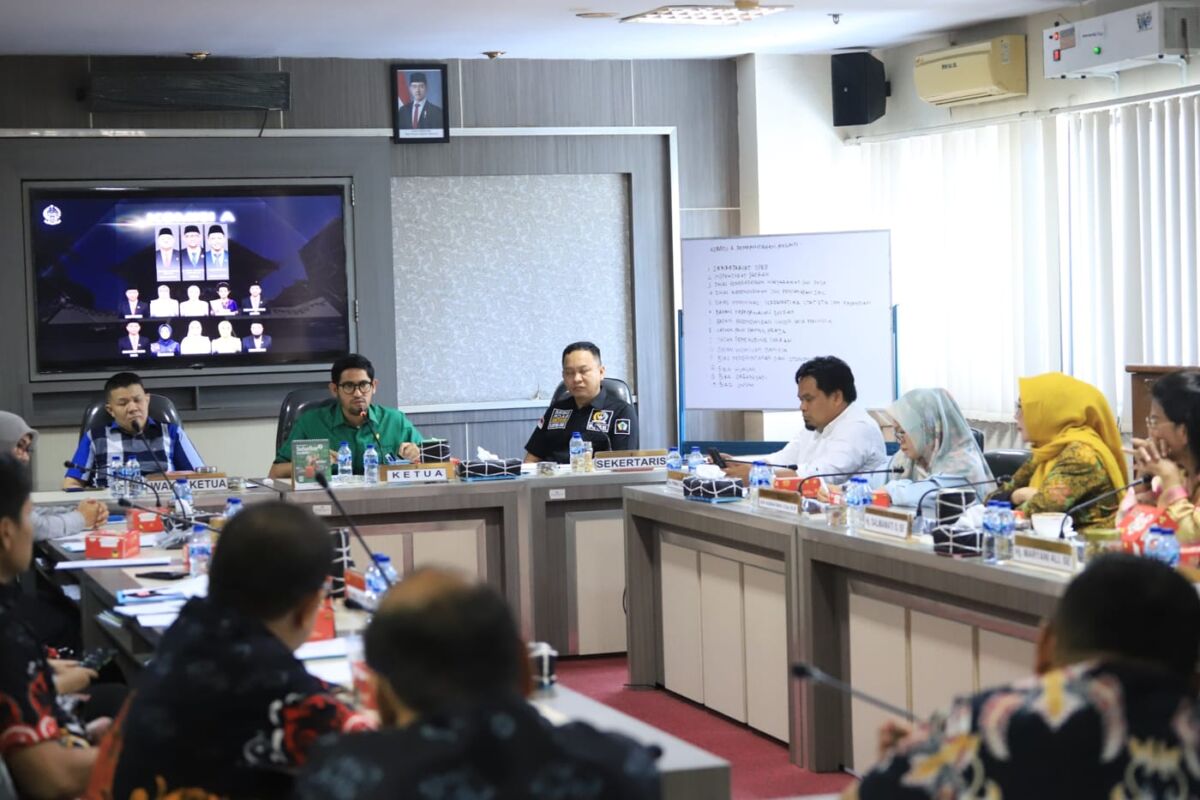 IST
TERIMA ASPIRASI--Komisi A DPRD Sulsel menerima aspirasi dari forum guru non ASN Pendidikan Menengah Sulsel di Ruang Rapat Komisi A, Lantai III Gedung Tower, Kamis (9/1). 
