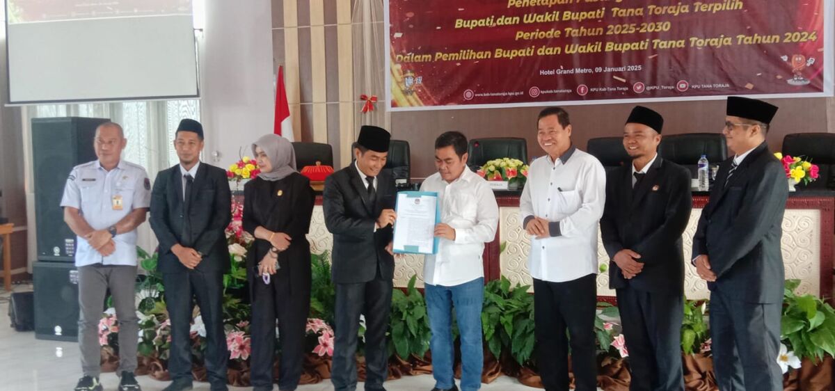 IST
SERAHKAN BERITA ACARA--Ketua KPU Tana Toraja Berthy Paluangan menyerahkan berita acara penetapan pemenang Pilbup kepada dr Zadrak Tombeg di Hotel Metro, Mendetek, Makale, Kamis (9/1).
