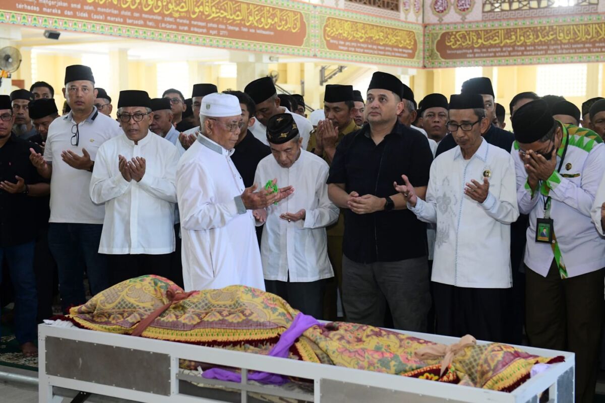 IST
MENDOAKAN ALMARHUM--Politisi Partai Golkar Munafri Arifuddin dan Ilham Arief Sirajuddin mendoakan almarhum Arifuddin Katta sebelum dimakamkan 
