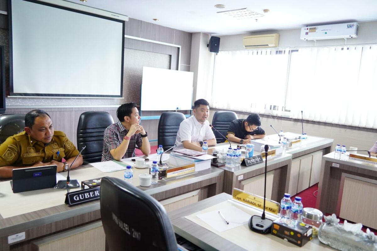 IST
RAPAT KERJA--Pimpinan dan anggota Komisi C DPRD Sulsel menggelar rapat kerja dengan Badan Keuangan dan Aset Daerah Pemprov Sulsel,  Senin, Senin (13/1)
