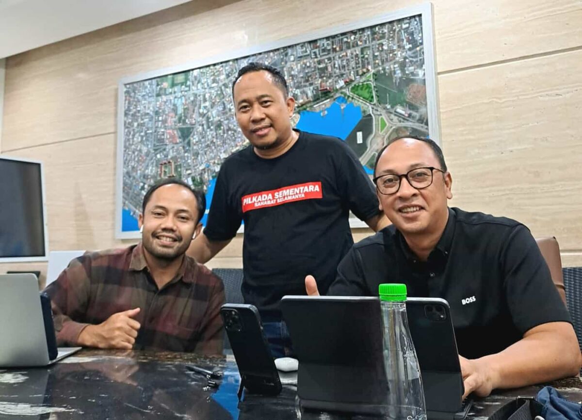 IST
BERSAMA KUASA HUKUM--Jubir Paslon gubernur dan wakil gubernur Sulsel nomor urut satu Mohammad Ramdhan Pomanto-Azhar Arsyad Asri Tadda bersama kuasa hukum DIA
