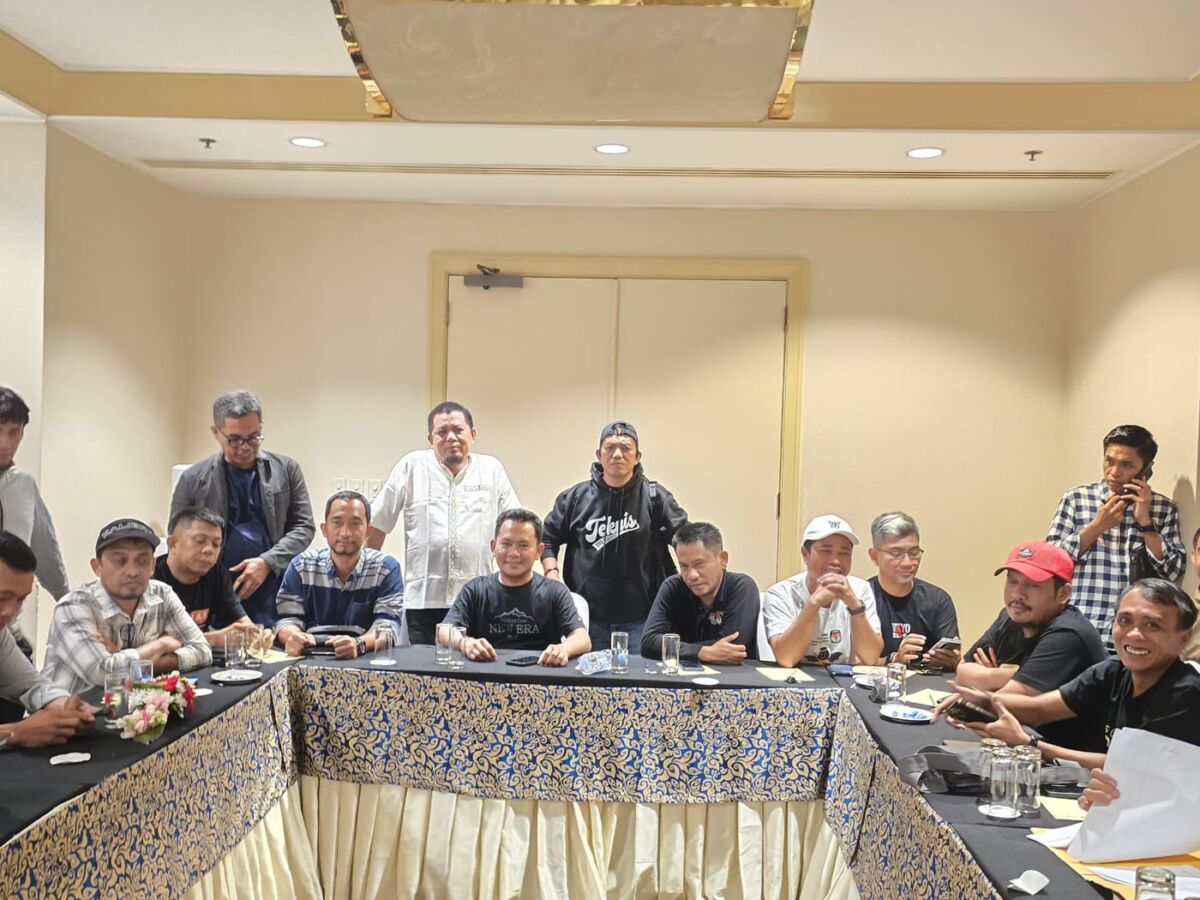 IST
BERSAMA JAJARANNYA--Ketua KPU Kabupaten Pinrang Muh Ali Jodding bersama jajarannya siap menghadapi gugatan pasangan calon bupati dan wakil bupati Pinrang 
