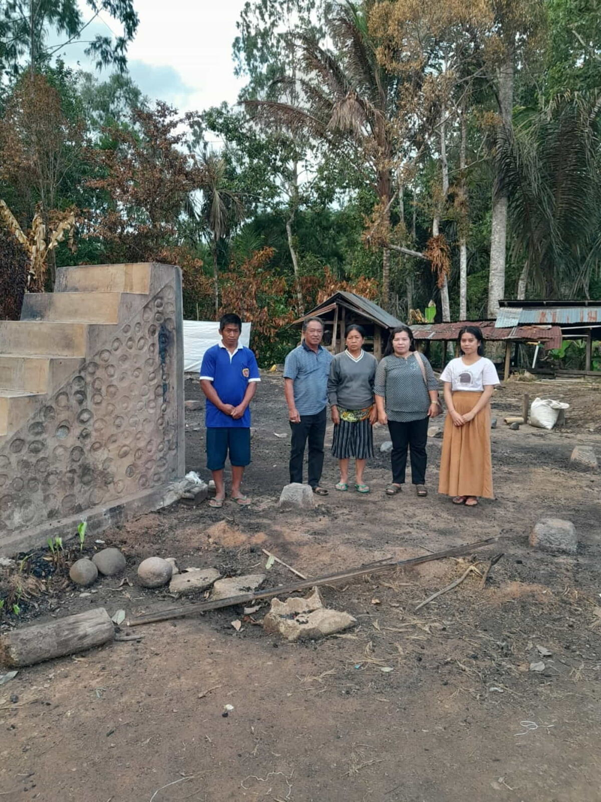 IST
MENYAMBANGI--Ketua Fraksi Gerindra DPRD Tana Toraja Marthen Tarukbua, menyambangi keluarga Tomy yang berprofesi sebagai sopir dan merupakan korban kebakaran di Padangiring, Rantetayo
