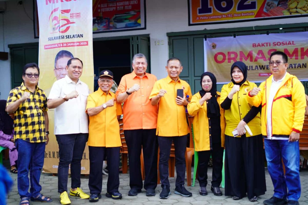 IST
BERSAMA PENGURUS--Direktur RS Islam Faisal, drm Salwa Mochtar (dua dari kanan) bersama pengurus Ormas MKGR Sulsel disela sela kegiatan bakti sosial
