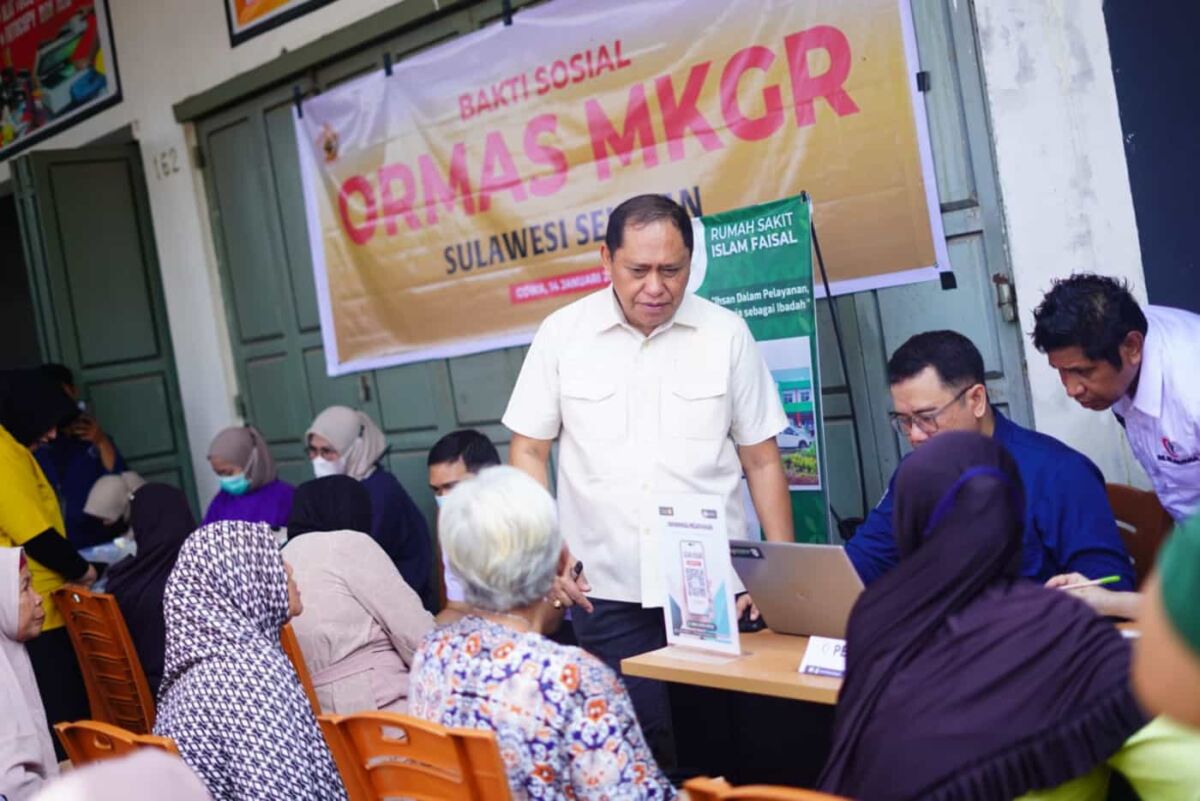 PEMERIKSAAN KESEHATAN--Ormas MKGR menggelar bakti sosial pemeriksaan kesehatan gratis di Toko 162 Jalan Pelita, Bontoa, Kabupaten Gowa, Selasa (14/1)
