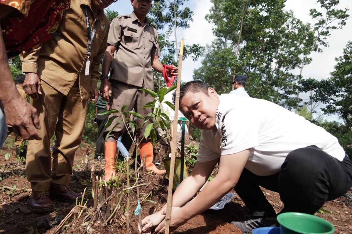 IST
IKUT MENANAM--Wakil Ketua DPRD Sulsel Yasir Machmud ikut menanam pohon yang menjadi program Kementerian Lingkungan Hidup dan Kehutanan (KLHK) di Dusun Galesong, Desa Lonjoboko, Kecamatan Parangloe, Kabupaten Gowa, Selasa (14/1).