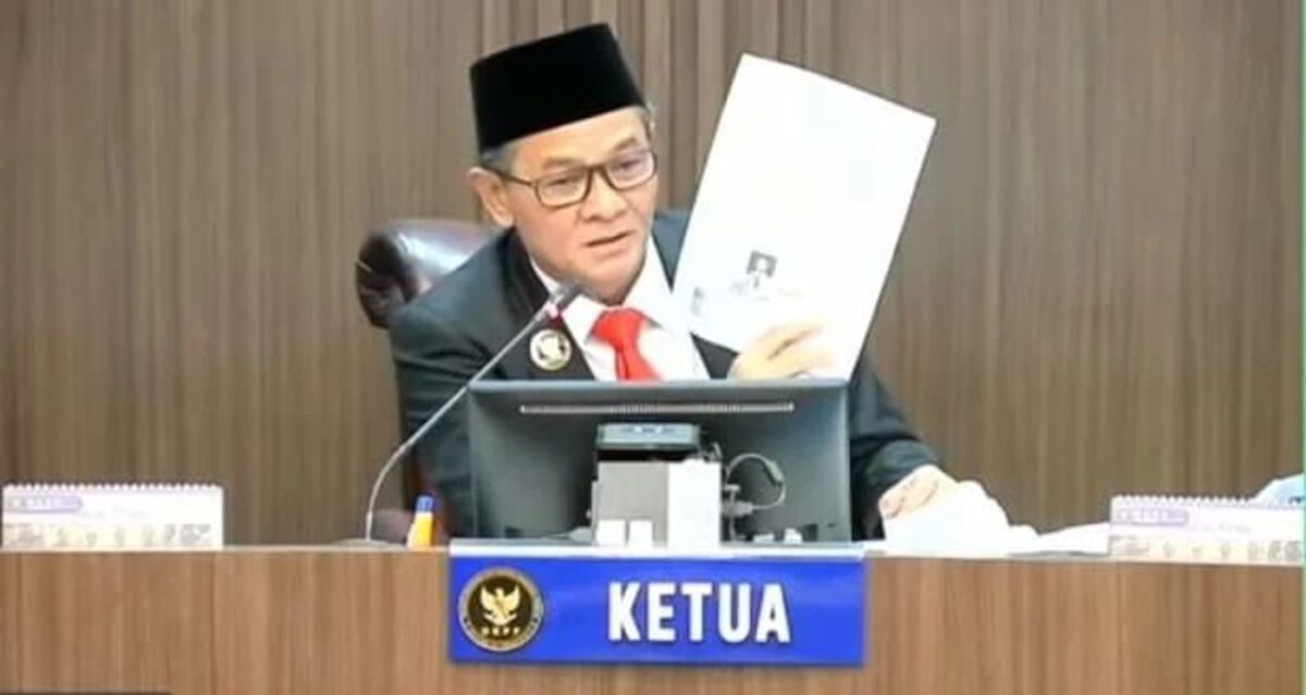 IST
MENUNJUKKAN IJAZAH--Ketua DKPP, Heddy Lugito menunjukkan ijazah calon wali kota Palopo Trisal Tahir dalam sidang pemeriksaan dugaan pelanggaran KEPP. (tangkapan layar Youtube DKPP)
